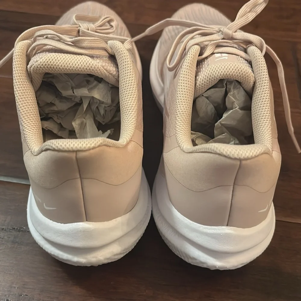 Nike Women's Air Winflo9 brand new in box size 9.5
